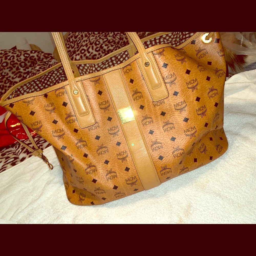 Mcm large tote comes with pouch